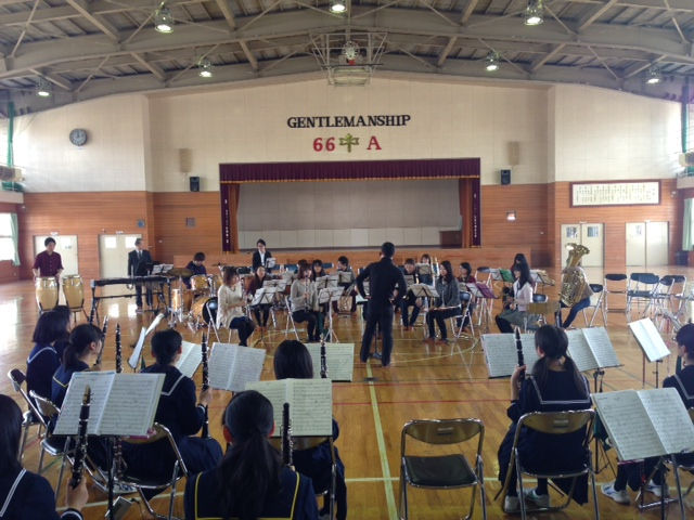 指揮者の松元先生も張り切っています!