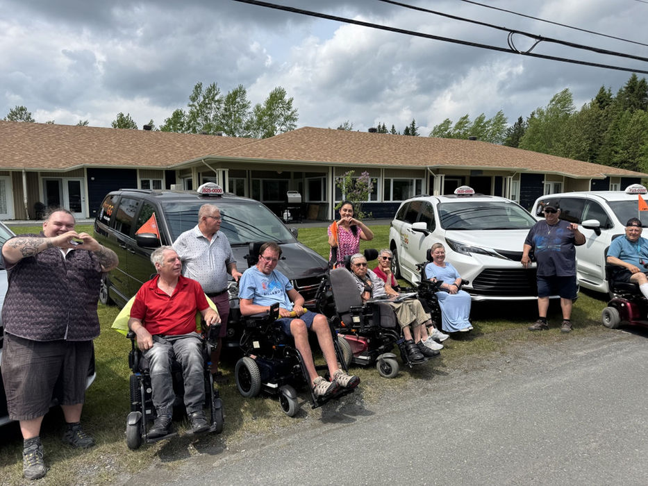 Transport GG inc. assure le service de transport adapté, collectif et de taxi dans les régions des Etchemins, Beauce, Bellechasse, Lévis et Québec, et partout au Québec. Depuis 2023, nous offrons un service humain, sécuritaire et personnalisé aux personnes à mobilité réduite. Nos chauffeurs professionnels et attentionnés vous accompagnent dans vos déplacements quotidiens, médicaux ou longs trajets.
Nos services incluent le transport adapté et collectif porte-à-porte, les trajets longue distance, les événements spéciaux, et des partenariats avec organismes et résidences. Chaque trajet est effectué dans nos véhicules spécialement équipés pour les fauteuils roulants et les aides à la mobilité, garantissant un voyage sûr et confortable. Transport adapté Lac-Etchemin.Transport adapté Beauce. Transport adapté Bellechasse. Transport adapté Lévis. Transport adapté Québec. Transport rendez-vous médical Etchemins. Transport rendez-vous médical Beauce. Transport rendez-vous médical Bellechasse.