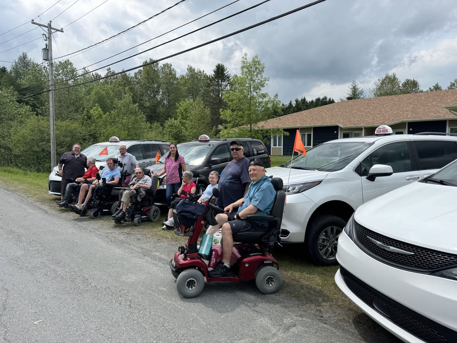 Transport GG inc. assure le service de transport adapté, collectif et de taxi dans les régions des Etchemins, Beauce, Bellechasse, Lévis et Québec, et partout au Québec. Depuis 2023, nous offrons un service humain, sécuritaire et personnalisé aux personnes à mobilité réduite. Nos chauffeurs professionnels et attentionnés vous accompagnent dans vos déplacements quotidiens, médicaux ou longs trajets.
Nos services incluent le transport adapté et collectif porte-à-porte, les trajets longue distance, les événements spéciaux, et des partenariats avec organismes et résidences. Chaque trajet est effectué dans nos véhicules spécialement équipés pour les fauteuils roulants et les aides à la mobilité, garantissant un voyage sûr et confortable. Transport adapté Lac-Etchemin.Transport adapté Beauce. Transport adapté Bellechasse. Transport adapté Lévis. Transport adapté Québec. Transport rendez-vous médical Etchemins. Transport rendez-vous médical Beauce. Transport rendez-vous médical Bellechasse.