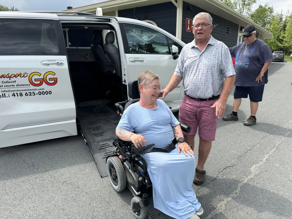 Transport GG inc. assure le service de transport adapté, collectif et de taxi dans les régions des Etchemins, Beauce, Bellechasse, Lévis et Québec, et partout au Québec. Depuis 2023, nous offrons un service humain, sécuritaire et personnalisé aux personnes à mobilité réduite. Nos chauffeurs professionnels et attentionnés vous accompagnent dans vos déplacements quotidiens, médicaux ou longs trajets.
Nos services incluent le transport adapté et collectif porte-à-porte, les trajets longue distance, les événements spéciaux, et des partenariats avec organismes et résidences. Chaque trajet est effectué dans nos véhicules spécialement équipés pour les fauteuils roulants et les aides à la mobilité, garantissant un voyage sûr et confortable. Transport adapté Lac-Etchemin.Transport adapté Beauce. Transport adapté Bellechasse. Transport adapté Lévis. Transport adapté Québec. Transport rendez-vous médical Etchemins. Transport rendez-vous médical Beauce. Transport rendez-vous médical Bellechasse.