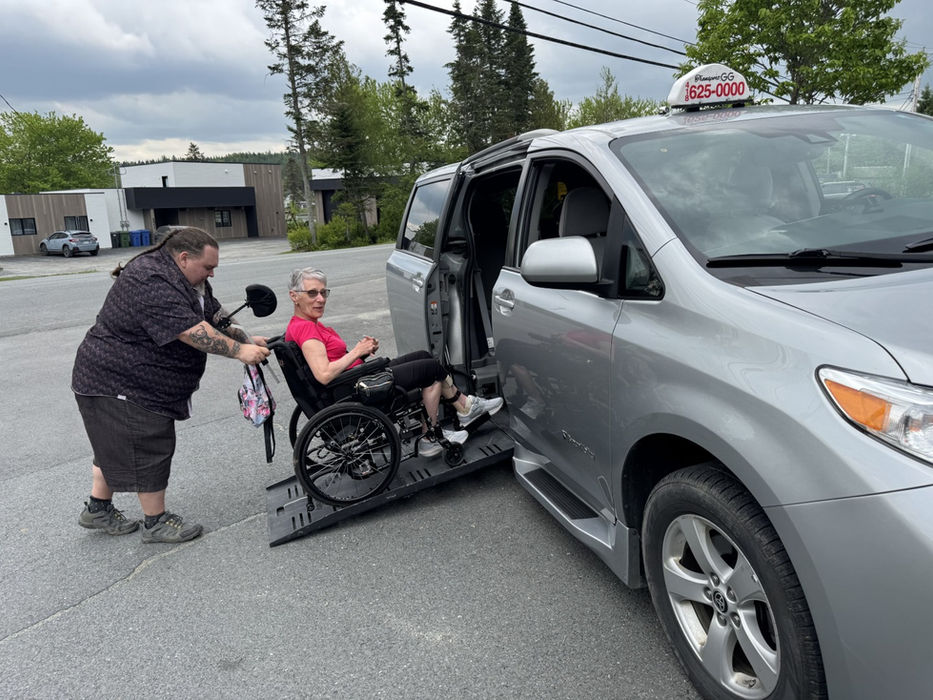 Transport GG inc. assure le service de transport adapté, collectif et de taxi dans les régions des Etchemins, Beauce, Bellechasse, Lévis et Québec, et partout au Québec. Depuis 2023, nous offrons un service humain, sécuritaire et personnalisé aux personnes à mobilité réduite. Nos chauffeurs professionnels et attentionnés vous accompagnent dans vos déplacements quotidiens, médicaux ou longs trajets.
Nos services incluent le transport adapté et collectif porte-à-porte, les trajets longue distance, les événements spéciaux, et des partenariats avec organismes et résidences. Chaque trajet est effectué dans nos véhicules spécialement équipés pour les fauteuils roulants et les aides à la mobilité, garantissant un voyage sûr et confortable. Transport adapté Lac-Etchemin.Transport adapté Beauce. Transport adapté Bellechasse. Transport adapté Lévis. Transport adapté Québec. Transport rendez-vous médical Etchemins. Transport rendez-vous médical Beauce. Transport rendez-vous médical Bellechasse.
