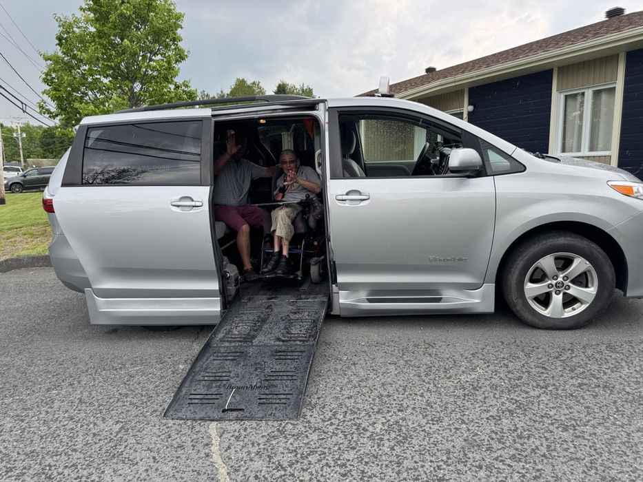 Transport GG inc. assure le service de transport adapté, collectif et de taxi dans les régions des Etchemins, Beauce, Bellechasse, Lévis et Québec, et partout au Québec. Depuis 2023, nous offrons un service humain, sécuritaire et personnalisé aux personnes à mobilité réduite. Nos chauffeurs professionnels et attentionnés vous accompagnent dans vos déplacements quotidiens, médicaux ou longs trajets.
Nos services incluent le transport adapté et collectif porte-à-porte, les trajets longue distance, les événements spéciaux, et des partenariats avec organismes et résidences. Chaque trajet est effectué dans nos véhicules spécialement équipés pour les fauteuils roulants et les aides à la mobilité, garantissant un voyage sûr et confortable. Transport adapté Lac-Etchemin.Transport adapté Beauce. Transport adapté Bellechasse. Transport adapté Lévis. Transport adapté Québec. Transport rendez-vous médical Etchemins. Transport rendez-vous médical Beauce. Transport rendez-vous médical Bellechasse.