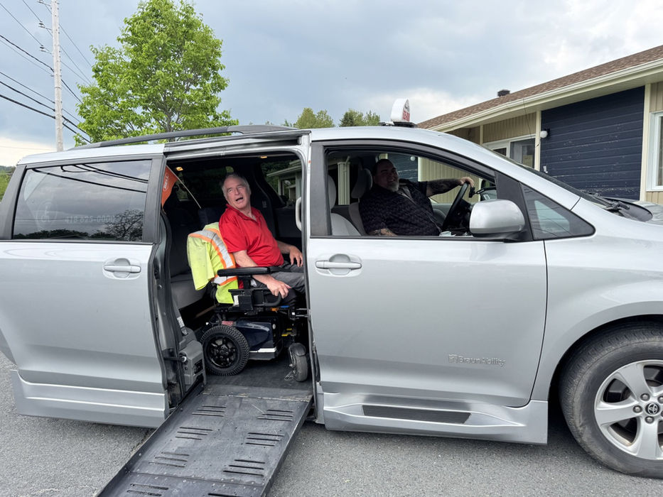 Transport GG inc. assure le service de transport adapté, collectif et de taxi dans les régions des Etchemins, Beauce, Bellechasse, Lévis et Québec, et partout au Québec. Depuis 2023, nous offrons un service humain, sécuritaire et personnalisé aux personnes à mobilité réduite. Nos chauffeurs professionnels et attentionnés vous accompagnent dans vos déplacements quotidiens, médicaux ou longs trajets.
Nos services incluent le transport adapté et collectif porte-à-porte, les trajets longue distance, les événements spéciaux, et des partenariats avec organismes et résidences. Chaque trajet est effectué dans nos véhicules spécialement équipés pour les fauteuils roulants et les aides à la mobilité, garantissant un voyage sûr et confortable. Transport adapté Lac-Etchemin.Transport adapté Beauce. Transport adapté Bellechasse. Transport adapté Lévis. Transport adapté Québec. Transport rendez-vous médical Etchemins. Transport rendez-vous médical Beauce. Transport rendez-vous médical Bellechasse.