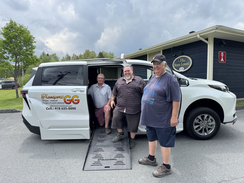 Transport GG inc. assure le service de transport adapté, collectif et de taxi dans les régions des Etchemins, Beauce, Bellechasse, Lévis et Québec, et partout au Québec. Depuis 2023, nous offrons un service humain, sécuritaire et personnalisé aux personnes à mobilité réduite. Nos chauffeurs professionnels et attentionnés vous accompagnent dans vos déplacements quotidiens, médicaux ou longs trajets.
Nos services incluent le transport adapté et collectif porte-à-porte, les trajets longue distance, les événements spéciaux, et des partenariats avec organismes et résidences. Chaque trajet est effectué dans nos véhicules spécialement équipés pour les fauteuils roulants et les aides à la mobilité, garantissant un voyage sûr et confortable. Transport adapté Lac-Etchemin.Transport adapté Beauce. Transport adapté Bellechasse. Transport adapté Lévis. Transport adapté Québec. Transport rendez-vous médical Etchemins. Transport rendez-vous médical Beauce. Transport rendez-vous médical Bellechasse.