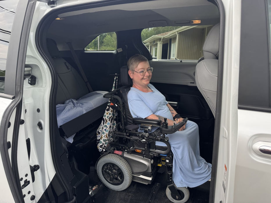 Transport GG inc. assure le service de transport adapté, collectif et de taxi dans les régions des Etchemins, Beauce, Bellechasse, Lévis et Québec, et partout au Québec. Depuis 2023, nous offrons un service humain, sécuritaire et personnalisé aux personnes à mobilité réduite. Nos chauffeurs professionnels et attentionnés vous accompagnent dans vos déplacements quotidiens, médicaux ou longs trajets.
Nos services incluent le transport adapté et collectif porte-à-porte, les trajets longue distance, les événements spéciaux, et des partenariats avec organismes et résidences. Chaque trajet est effectué dans nos véhicules spécialement équipés pour les fauteuils roulants et les aides à la mobilité, garantissant un voyage sûr et confortable. Transport adapté Lac-Etchemin.Transport adapté Beauce. Transport adapté Bellechasse. Transport adapté Lévis. Transport adapté Québec. Transport rendez-vous médical Etchemins. Transport rendez-vous médical Beauce. Transport rendez-vous médical Bellechasse.