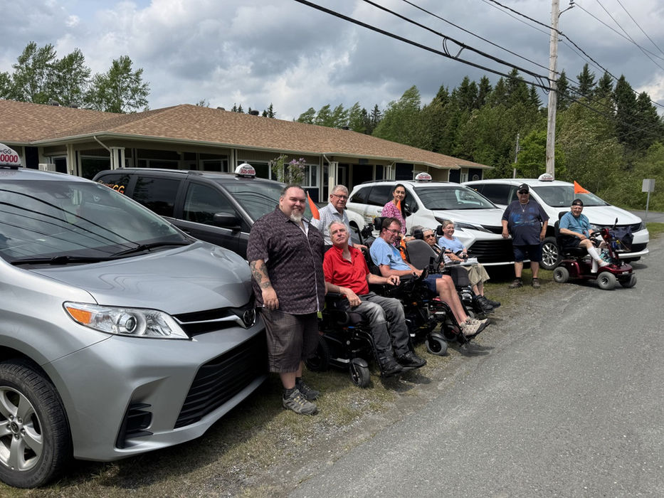 Transport GG inc. assure le service de transport adapté, collectif et de taxi dans les régions des Etchemins, Beauce, Bellechasse, Lévis et Québec, et partout au Québec. Depuis 2023, nous offrons un service humain, sécuritaire et personnalisé aux personnes à mobilité réduite. Nos chauffeurs professionnels et attentionnés vous accompagnent dans vos déplacements quotidiens, médicaux ou longs trajets.
Nos services incluent le transport adapté et collectif porte-à-porte, les trajets longue distance, les événements spéciaux, et des partenariats avec organismes et résidences. Chaque trajet est effectué dans nos véhicules spécialement équipés pour les fauteuils roulants et les aides à la mobilité, garantissant un voyage sûr et confortable. Transport adapté Lac-Etchemin.Transport adapté Beauce. Transport adapté Bellechasse. Transport adapté Lévis. Transport adapté Québec. Transport rendez-vous médical Etchemins. Transport rendez-vous médical Beauce. Transport rendez-vous médical Bellechasse.