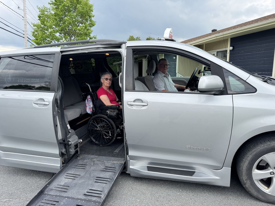 Transport GG inc. assure le service de transport adapté, collectif et de taxi dans les régions des Etchemins, Beauce, Bellechasse, Lévis et Québec, et partout au Québec. Depuis 2023, nous offrons un service humain, sécuritaire et personnalisé aux personnes à mobilité réduite. Nos chauffeurs professionnels et attentionnés vous accompagnent dans vos déplacements quotidiens, médicaux ou longs trajets.
Nos services incluent le transport adapté et collectif porte-à-porte, les trajets longue distance, les événements spéciaux, et des partenariats avec organismes et résidences. Chaque trajet est effectué dans nos véhicules spécialement équipés pour les fauteuils roulants et les aides à la mobilité, garantissant un voyage sûr et confortable. Transport adapté Lac-Etchemin.Transport adapté Beauce. Transport adapté Bellechasse. Transport adapté Lévis. Transport adapté Québec. Transport rendez-vous médical Etchemins. Transport rendez-vous médical Beauce. Transport rendez-vous médical Bellechasse.