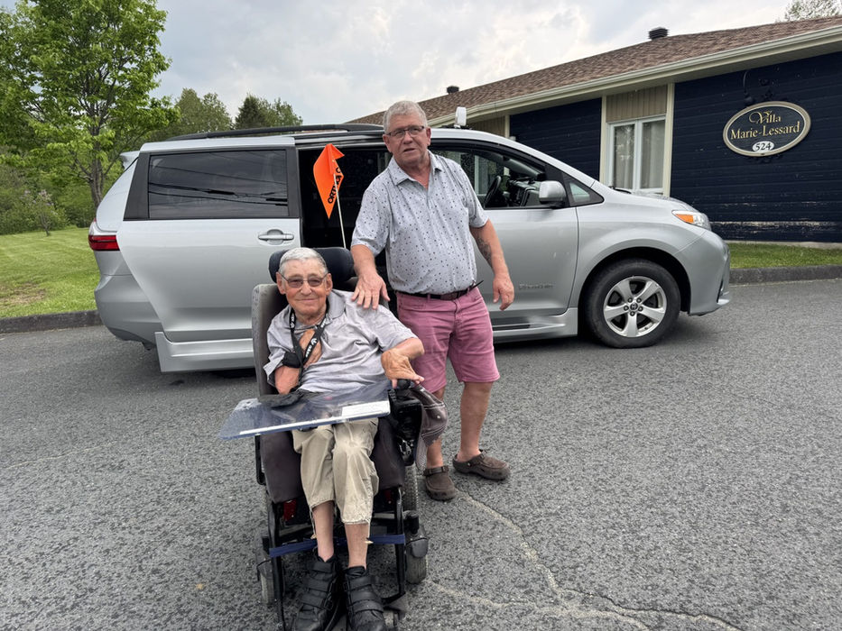 Transport GG inc. assure le service de transport adapté, collectif et de taxi dans les régions des Etchemins, Beauce, Bellechasse, Lévis et Québec, et partout au Québec. Depuis 2023, nous offrons un service humain, sécuritaire et personnalisé aux personnes à mobilité réduite. Nos chauffeurs professionnels et attentionnés vous accompagnent dans vos déplacements quotidiens, médicaux ou longs trajets.
Nos services incluent le transport adapté et collectif porte-à-porte, les trajets longue distance, les événements spéciaux, et des partenariats avec organismes et résidences. Chaque trajet est effectué dans nos véhicules spécialement équipés pour les fauteuils roulants et les aides à la mobilité, garantissant un voyage sûr et confortable. Transport adapté Lac-Etchemin.Transport adapté Beauce. Transport adapté Bellechasse. Transport adapté Lévis. Transport adapté Québec. Transport rendez-vous médical Etchemins. Transport rendez-vous médical Beauce. Transport rendez-vous médical Bellechasse.