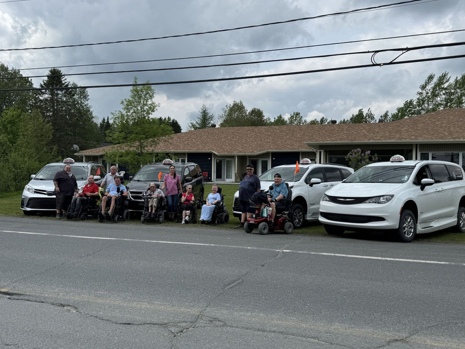 Transport GG inc. assure le service de transport adapté, collectif et de taxi dans les régions des Etchemins, Beauce, Bellechasse, Lévis et Québec, et partout au Québec. Depuis 2023, nous offrons un service humain, sécuritaire et personnalisé aux personnes à mobilité réduite. Nos chauffeurs professionnels et attentionnés vous accompagnent dans vos déplacements quotidiens, médicaux ou longs trajets.
Nos services incluent le transport adapté et collectif porte-à-porte, les trajets longue distance, les événements spéciaux, et des partenariats avec organismes et résidences. Chaque trajet est effectué dans nos véhicules spécialement équipés pour les fauteuils roulants et les aides à la mobilité, garantissant un voyage sûr et confortable. Transport adapté Lac-Etchemin.Transport adapté Beauce. Transport adapté Bellechasse. Transport adapté Lévis. Transport adapté Québec. Transport rendez-vous médical Etchemins. Transport rendez-vous médical Beauce. Transport rendez-vous médical Bellechasse.