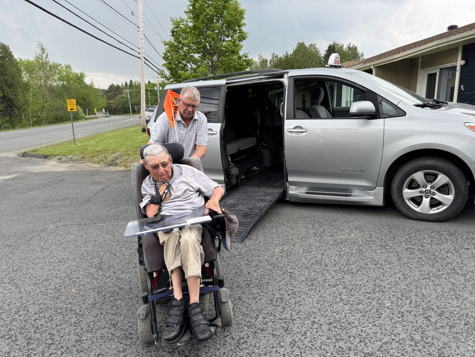 Transport GG inc. assure le service de transport adapté, collectif et de taxi dans les régions des Etchemins, Beauce, Bellechasse, Lévis et Québec, et partout au Québec. Depuis 2023, nous offrons un service humain, sécuritaire et personnalisé aux personnes à mobilité réduite. Nos chauffeurs professionnels et attentionnés vous accompagnent dans vos déplacements quotidiens, médicaux ou longs trajets.
Nos services incluent le transport adapté et collectif porte-à-porte, les trajets longue distance, les événements spéciaux, et des partenariats avec organismes et résidences. Chaque trajet est effectué dans nos véhicules spécialement équipés pour les fauteuils roulants et les aides à la mobilité, garantissant un voyage sûr et confortable. Transport adapté Lac-Etchemin.Transport adapté Beauce. Transport adapté Bellechasse. Transport adapté Lévis. Transport adapté Québec. Transport rendez-vous médical Etchemins. Transport rendez-vous médical Beauce. Transport rendez-vous médical Bellechasse.