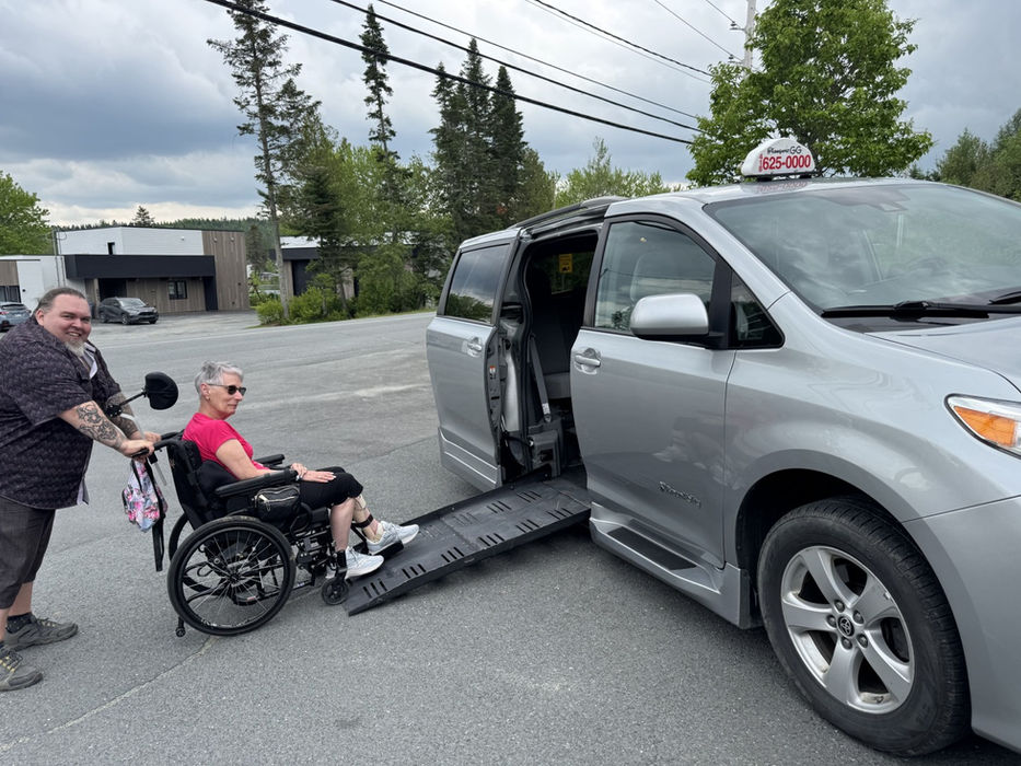 Transport GG inc. assure le service de transport adapté, collectif et de taxi dans les régions des Etchemins, Beauce, Bellechasse, Lévis et Québec, et partout au Québec. Depuis 2023, nous offrons un service humain, sécuritaire et personnalisé aux personnes à mobilité réduite. Nos chauffeurs professionnels et attentionnés vous accompagnent dans vos déplacements quotidiens, médicaux ou longs trajets.
Nos services incluent le transport adapté et collectif porte-à-porte, les trajets longue distance, les événements spéciaux, et des partenariats avec organismes et résidences. Chaque trajet est effectué dans nos véhicules spécialement équipés pour les fauteuils roulants et les aides à la mobilité, garantissant un voyage sûr et confortable. Transport adapté Lac-Etchemin.Transport adapté Beauce. Transport adapté Bellechasse. Transport adapté Lévis. Transport adapté Québec. Transport rendez-vous médical Etchemins. Transport rendez-vous médical Beauce. Transport rendez-vous médical Bellechasse.