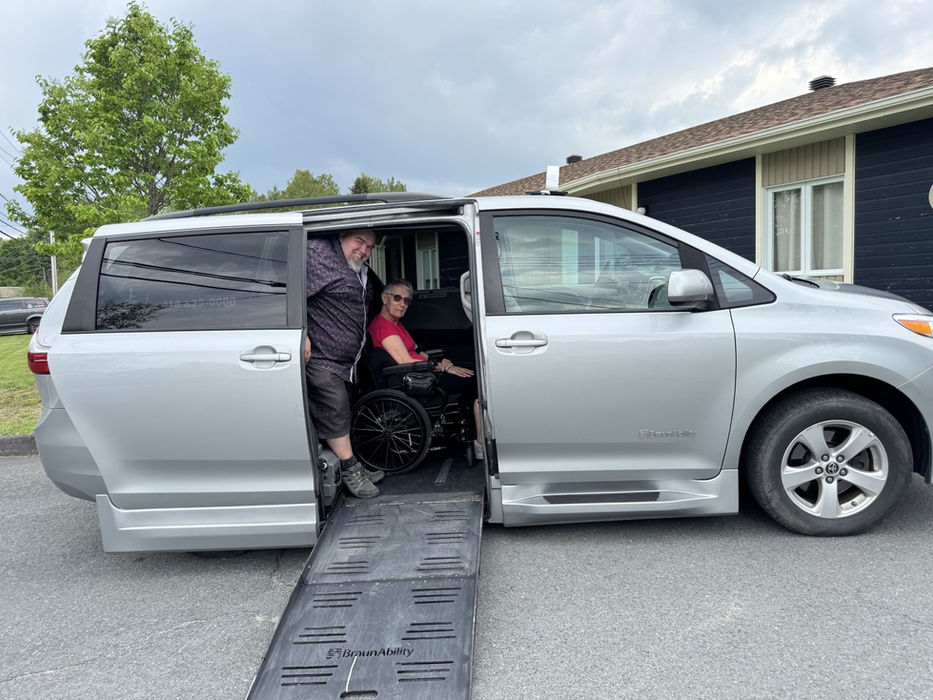 Transport GG inc. assure le service de transport adapté, collectif et de taxi dans les régions des Etchemins, Beauce, Bellechasse, Lévis et Québec, et partout au Québec. Depuis 2023, nous offrons un service humain, sécuritaire et personnalisé aux personnes à mobilité réduite. Nos chauffeurs professionnels et attentionnés vous accompagnent dans vos déplacements quotidiens, médicaux ou longs trajets.
Nos services incluent le transport adapté et collectif porte-à-porte, les trajets longue distance, les événements spéciaux, et des partenariats avec organismes et résidences. Chaque trajet est effectué dans nos véhicules spécialement équipés pour les fauteuils roulants et les aides à la mobilité, garantissant un voyage sûr et confortable. Transport adapté Lac-Etchemin.Transport adapté Beauce. Transport adapté Bellechasse. Transport adapté Lévis. Transport adapté Québec. Transport rendez-vous médical Etchemins. Transport rendez-vous médical Beauce. Transport rendez-vous médical Bellechasse.