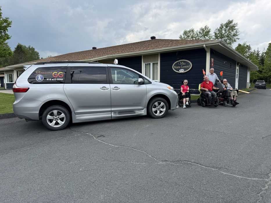 Transport GG inc. assure le service de transport adapté, collectif et de taxi dans les régions des Etchemins, Beauce, Bellechasse, Lévis et Québec, et partout au Québec. Depuis 2023, nous offrons un service humain, sécuritaire et personnalisé aux personnes à mobilité réduite. Nos chauffeurs professionnels et attentionnés vous accompagnent dans vos déplacements quotidiens, médicaux ou longs trajets.
Nos services incluent le transport adapté et collectif porte-à-porte, les trajets longue distance, les événements spéciaux, et des partenariats avec organismes et résidences. Chaque trajet est effectué dans nos véhicules spécialement équipés pour les fauteuils roulants et les aides à la mobilité, garantissant un voyage sûr et confortable. Transport adapté Lac-Etchemin.Transport adapté Beauce. Transport adapté Bellechasse. Transport adapté Lévis. Transport adapté Québec. Transport rendez-vous médical Etchemins. Transport rendez-vous médical Beauce. Transport rendez-vous médical Bellechasse.