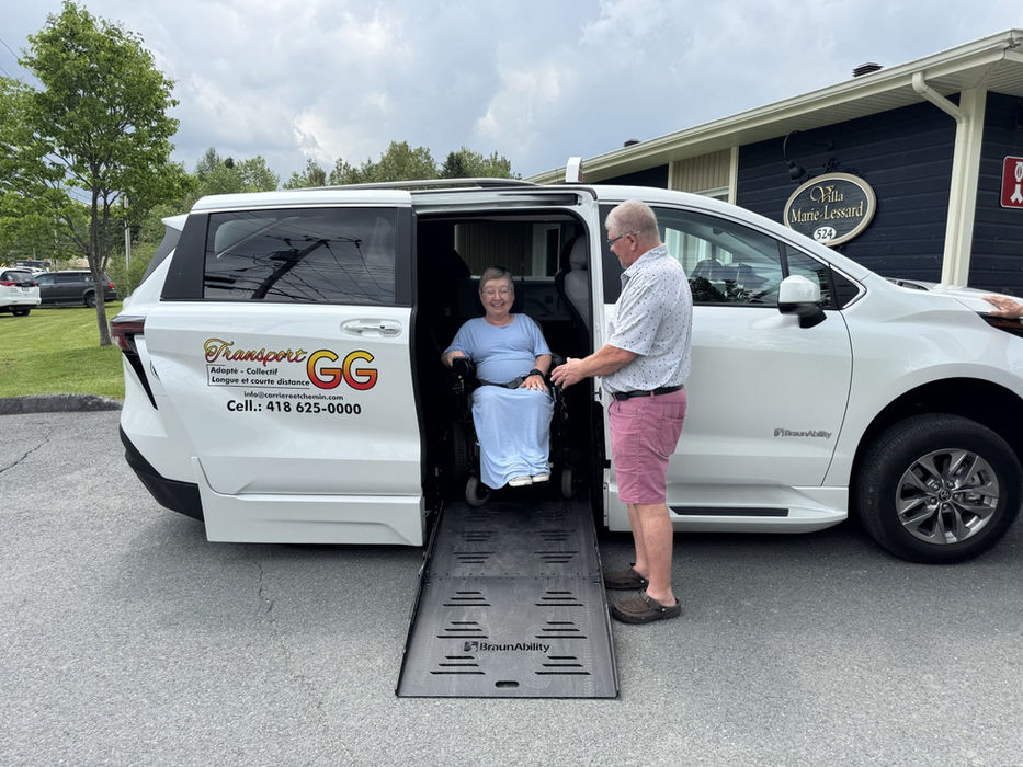 Transport GG inc. assure le service de transport adapté, collectif et de taxi dans les régions des Etchemins, Beauce, Bellechasse, Lévis et Québec, et partout au Québec. Depuis 2023, nous offrons un service humain, sécuritaire et personnalisé aux personnes à mobilité réduite. Nos chauffeurs professionnels et attentionnés vous accompagnent dans vos déplacements quotidiens, médicaux ou longs trajets.
Nos services incluent le transport adapté et collectif porte-à-porte, les trajets longue distance, les événements spéciaux, et des partenariats avec organismes et résidences. Chaque trajet est effectué dans nos véhicules spécialement équipés pour les fauteuils roulants et les aides à la mobilité, garantissant un voyage sûr et confortable. Transport adapté Lac-Etchemin.Transport adapté Beauce. Transport adapté Bellechasse. Transport adapté Lévis. Transport adapté Québec. Transport rendez-vous médical Etchemins. Transport rendez-vous médical Beauce. Transport rendez-vous médical Bellechasse.