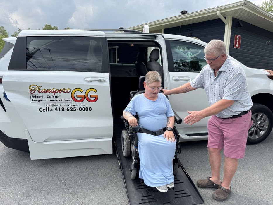 Transport GG inc. assure le service de transport adapté, collectif et de taxi dans les régions des Etchemins, Beauce, Bellechasse, Lévis et Québec, et partout au Québec. Depuis 2023, nous offrons un service humain, sécuritaire et personnalisé aux personnes à mobilité réduite. Nos chauffeurs professionnels et attentionnés vous accompagnent dans vos déplacements quotidiens, médicaux ou longs trajets.
Nos services incluent le transport adapté et collectif porte-à-porte, les trajets longue distance, les événements spéciaux, et des partenariats avec organismes et résidences. Chaque trajet est effectué dans nos véhicules spécialement équipés pour les fauteuils roulants et les aides à la mobilité, garantissant un voyage sûr et confortable. Transport adapté Lac-Etchemin.Transport adapté Beauce. Transport adapté Bellechasse. Transport adapté Lévis. Transport adapté Québec. Transport rendez-vous médical Etchemins. Transport rendez-vous médical Beauce. Transport rendez-vous médical Bellechasse.