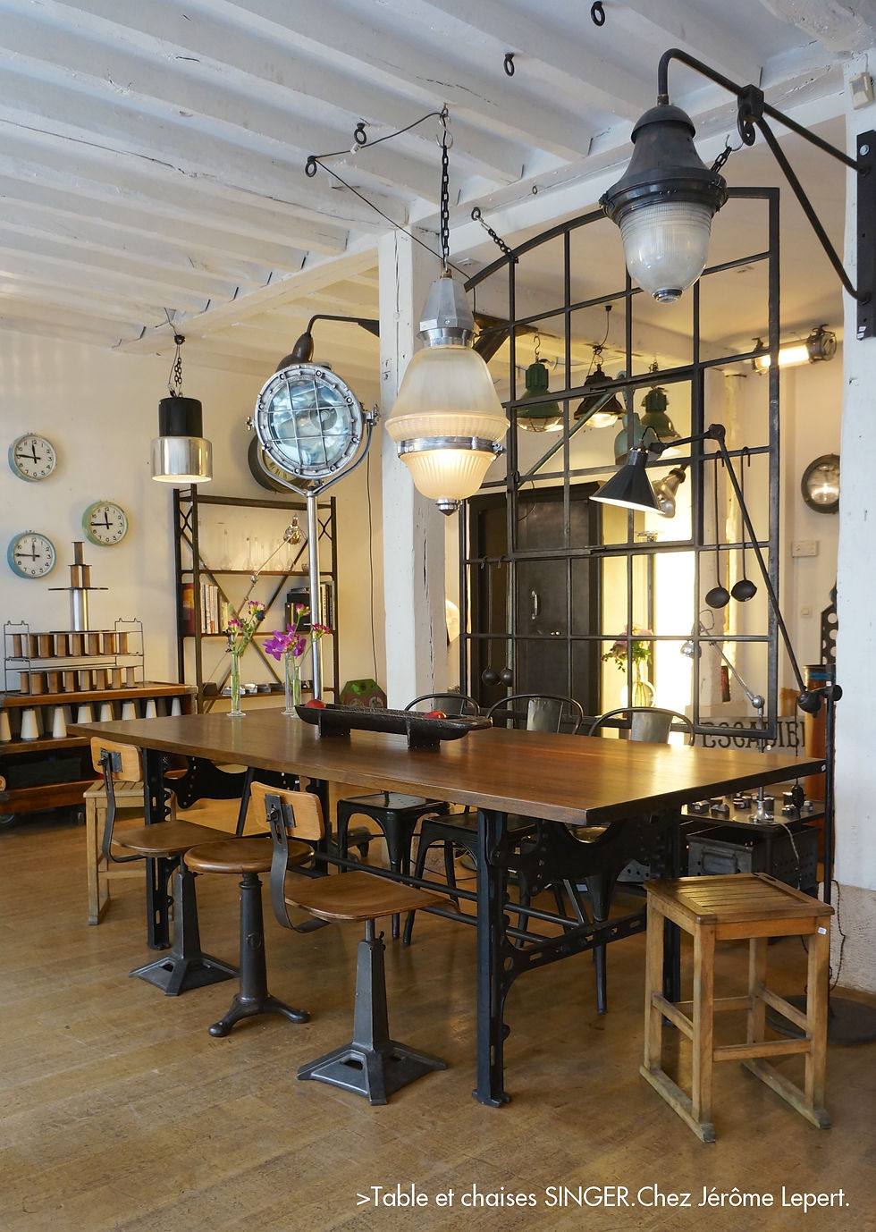 Aladin magazine. Tables et chaises Singer chez Jérôme Lepert.