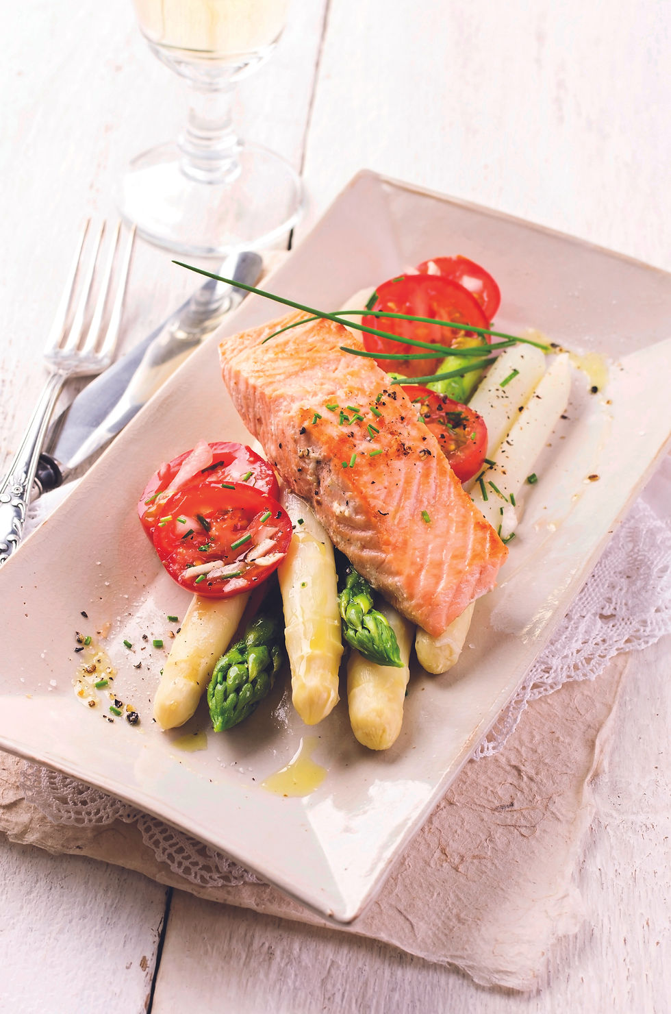 Saumon rôti, asperges blanches des Landes & crème citron-aneth