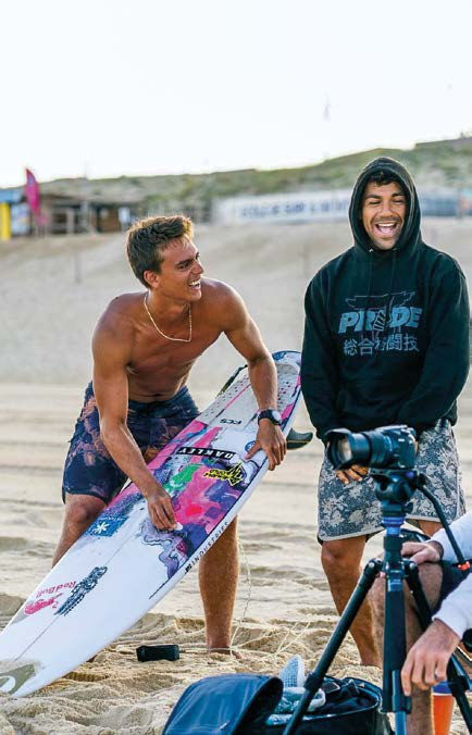Kauli Vaast et son frère devant l'objectif de Vincent Suky