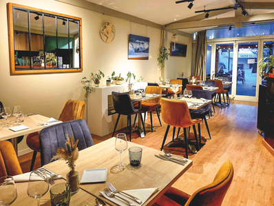 La table de P’tit Ju, une parenthèse aussi gourmande que chaleureuse.