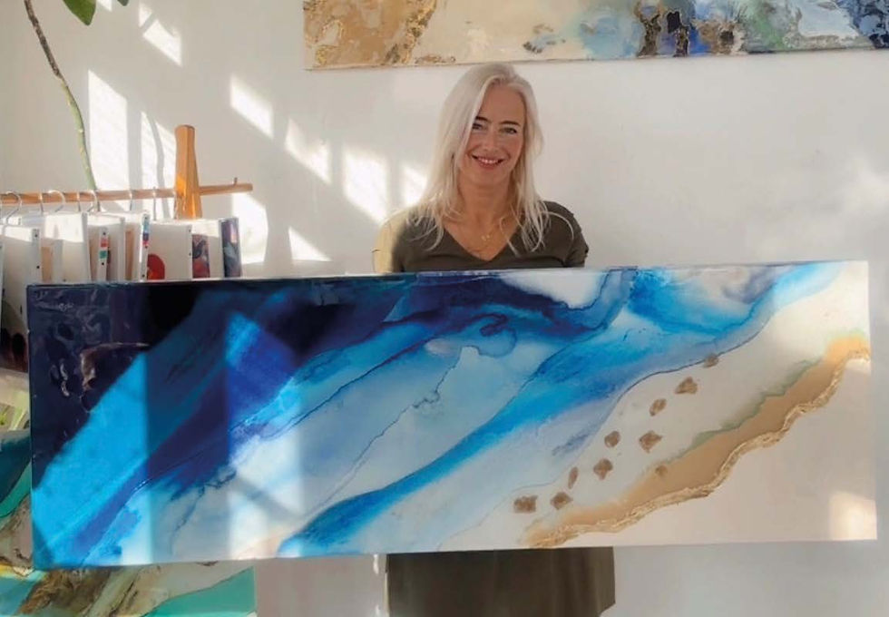 Jésahelle, l'artiste landaise qui capture l'océan dans la résine