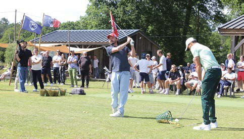Golfeurs au Practice de l'Étang Blanc à Tosse