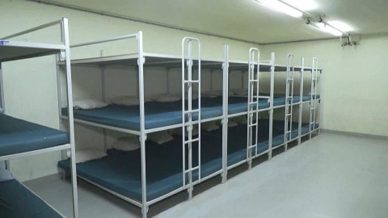 Aperçu des lits placés dans un bunker en suisse