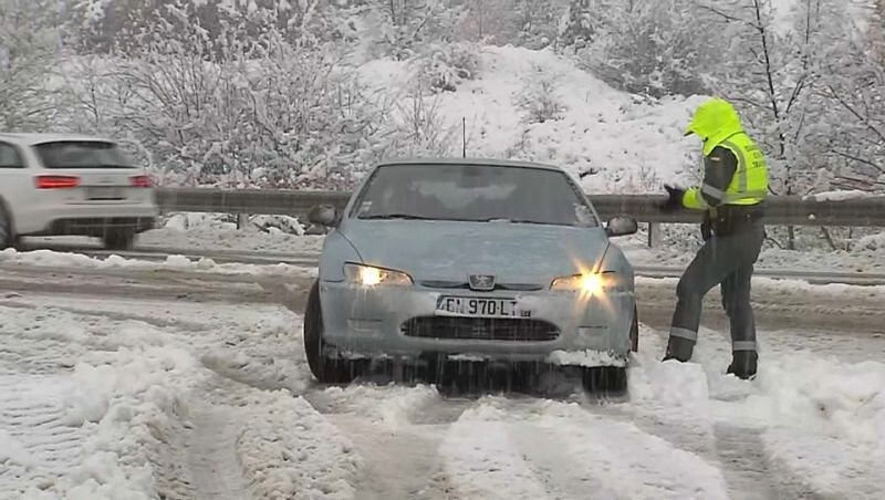 Une voiture dans la neige