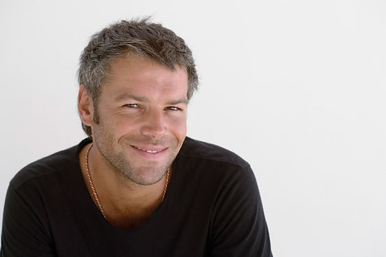 El hombre sonriente