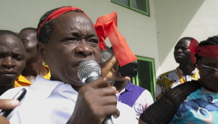 Thérèse Wahouwa, ardente défenseuse des droits de l'homme lit la motion de revendication lors de la marche des femmes sur la Présidence du Bénin