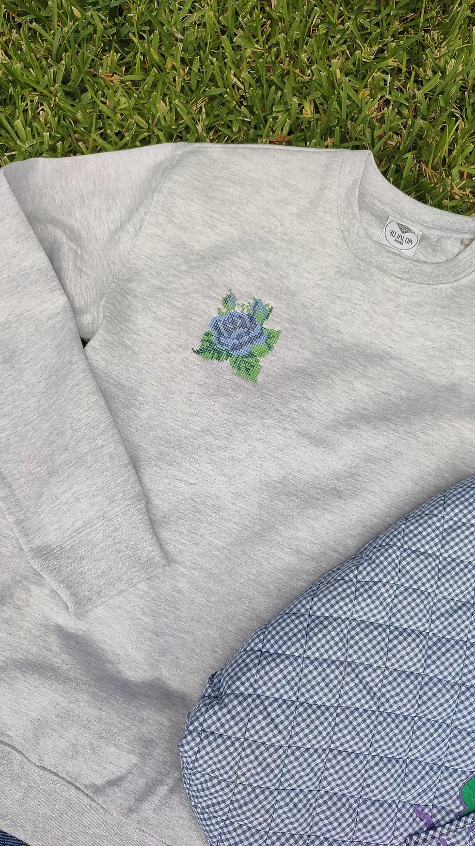 Μικρογραφία: Blue rose embroidered sweatshirt - UNISEX 