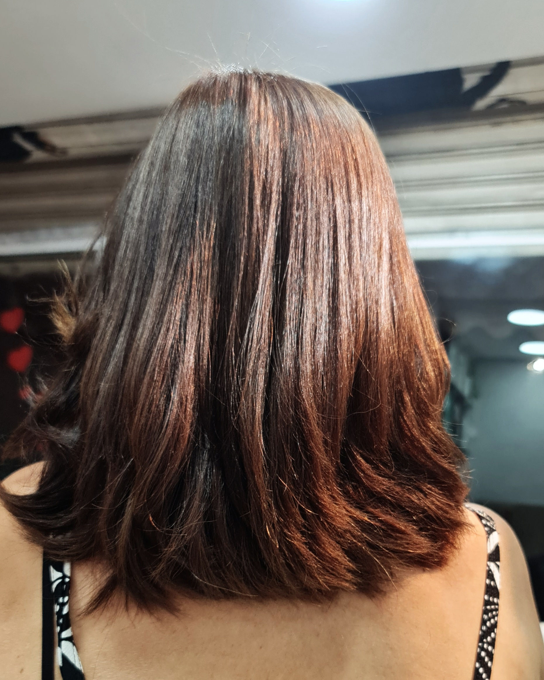 Foto dentro do salão Bela Vitre do resultado de chapinha em cabelo que já estava seco.