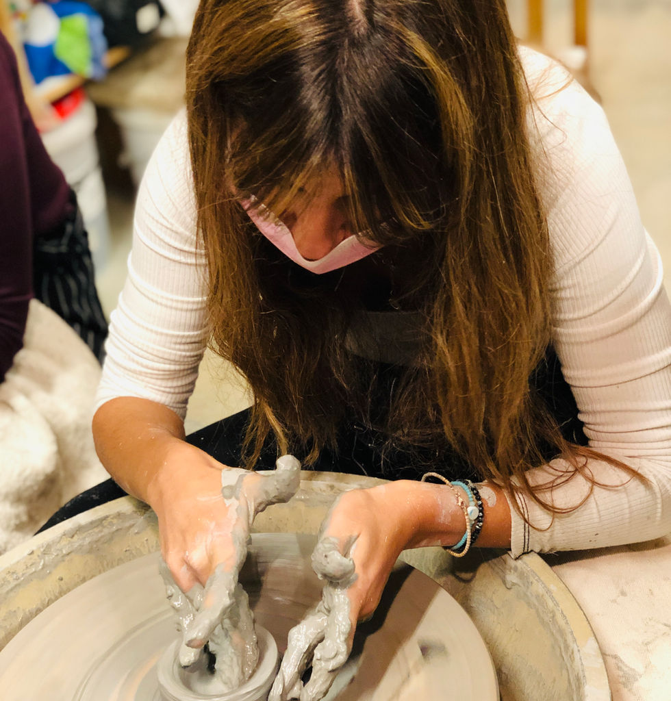 לומדת יוצרת כלי על האובניים