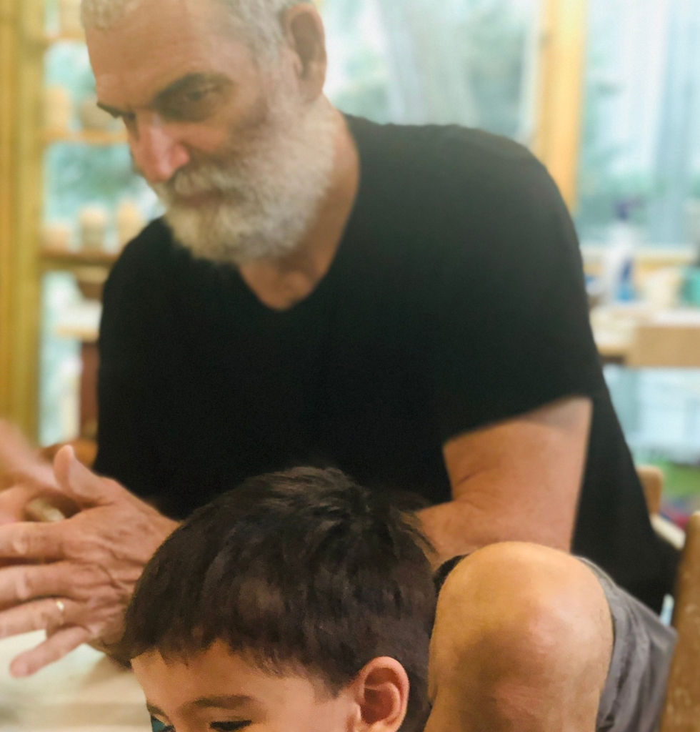 סבא ונכד יוצרים ביחד כלים מחימר