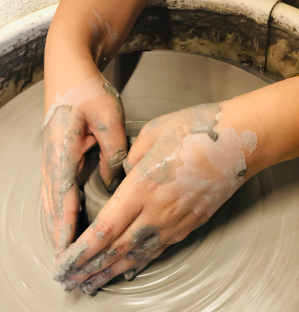 זוג ידיים יוצרות כלי על האובניים