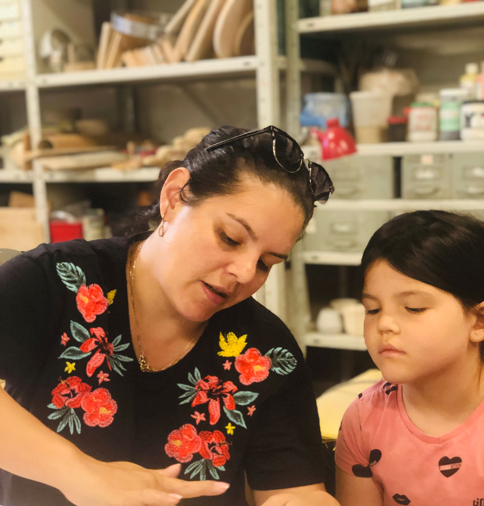 אם ובת מכינות כלי מחימר בסדנא