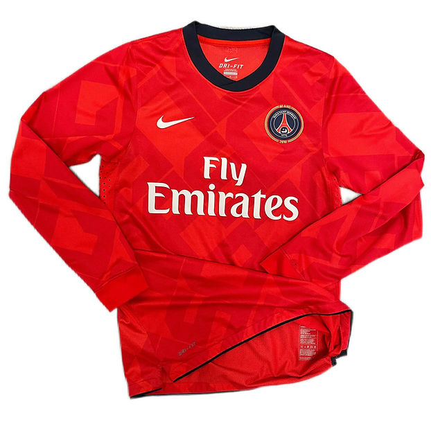 Lucas Beraldo pose avec un maillot vintage du PSG Lucas Beraldo pose avec un maillot vintage du PSG