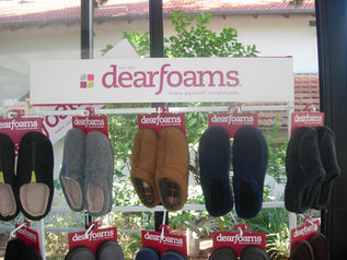 Dearfoams - נעלי הבית האיכותיות האלה נועדו להליכה נוחה...