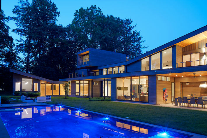 DWELL ARTICLE "WALLS OF WINDOWS CONNECT A HOME WITH EARTH AND SKY"