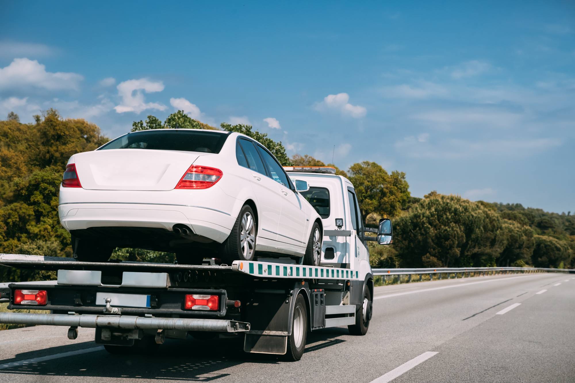 Voiture remorquée sur la plateforme d’un véhicule de transport