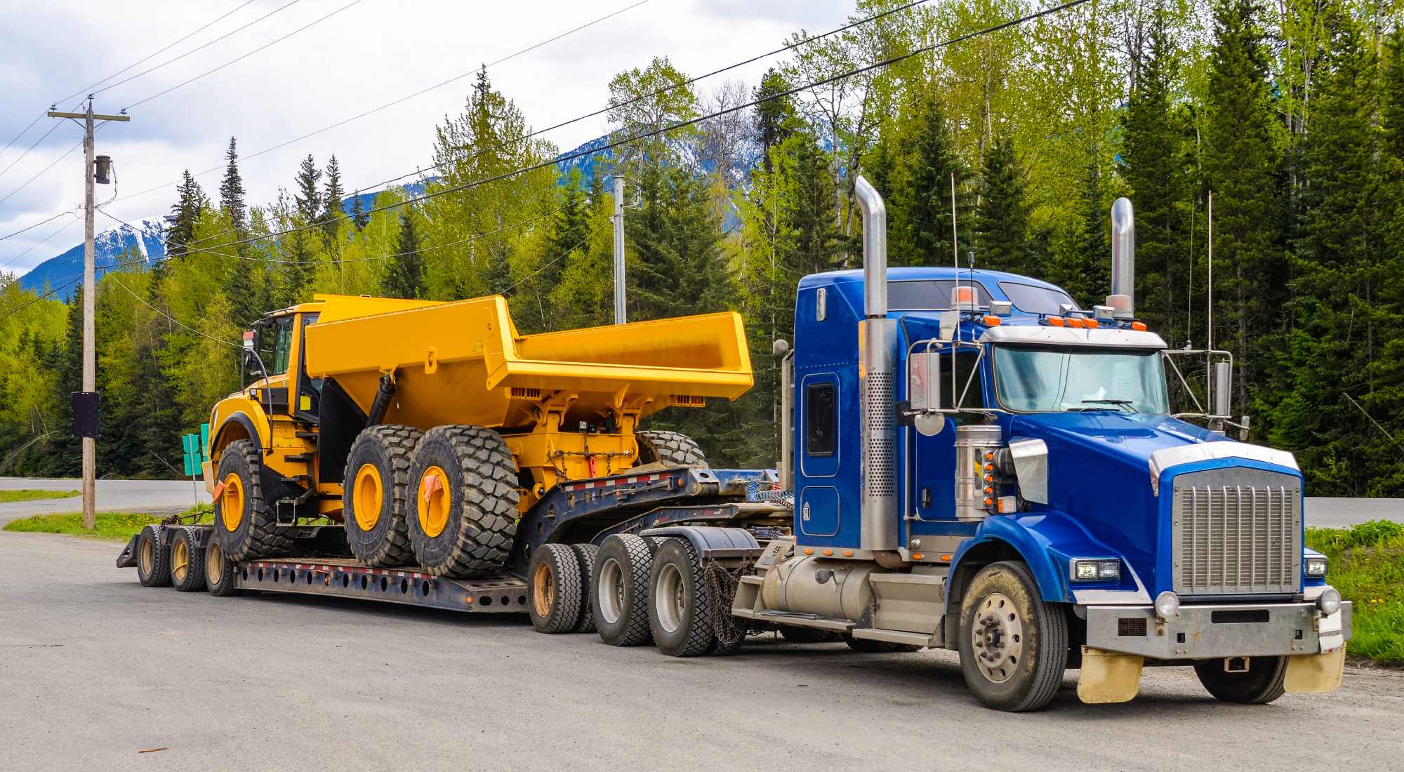 Camion et équipement de chantier pour un transport de machinerie