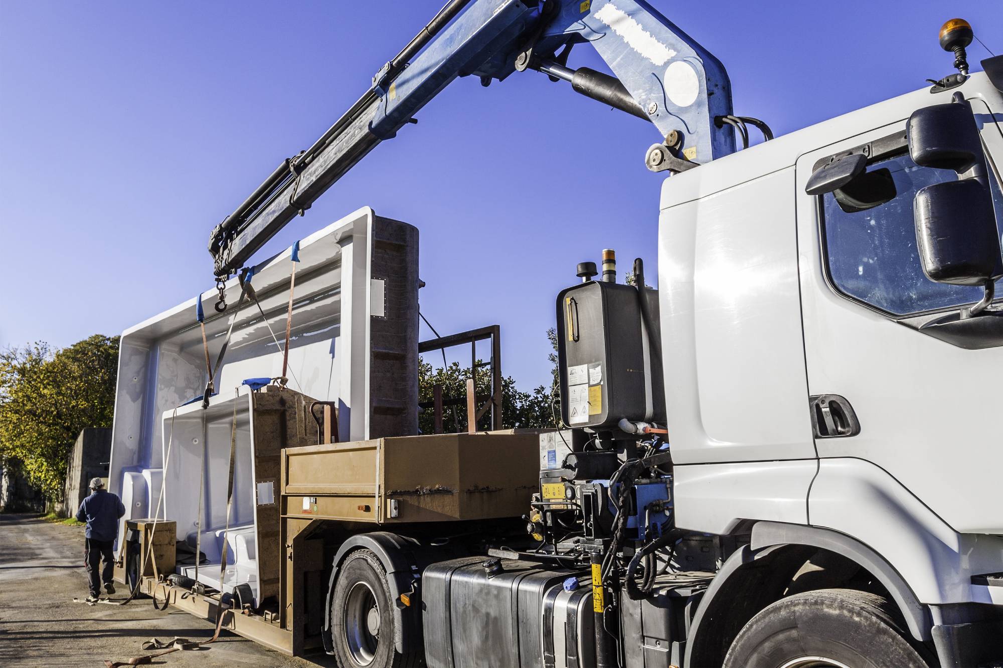Camion-grue préparant la manutention d’équipement lourd