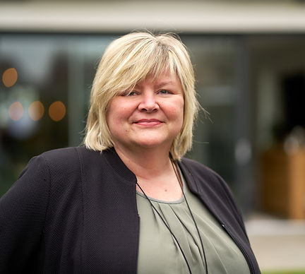 Porträt einer Frau vor Haus, Energieberatung Monh