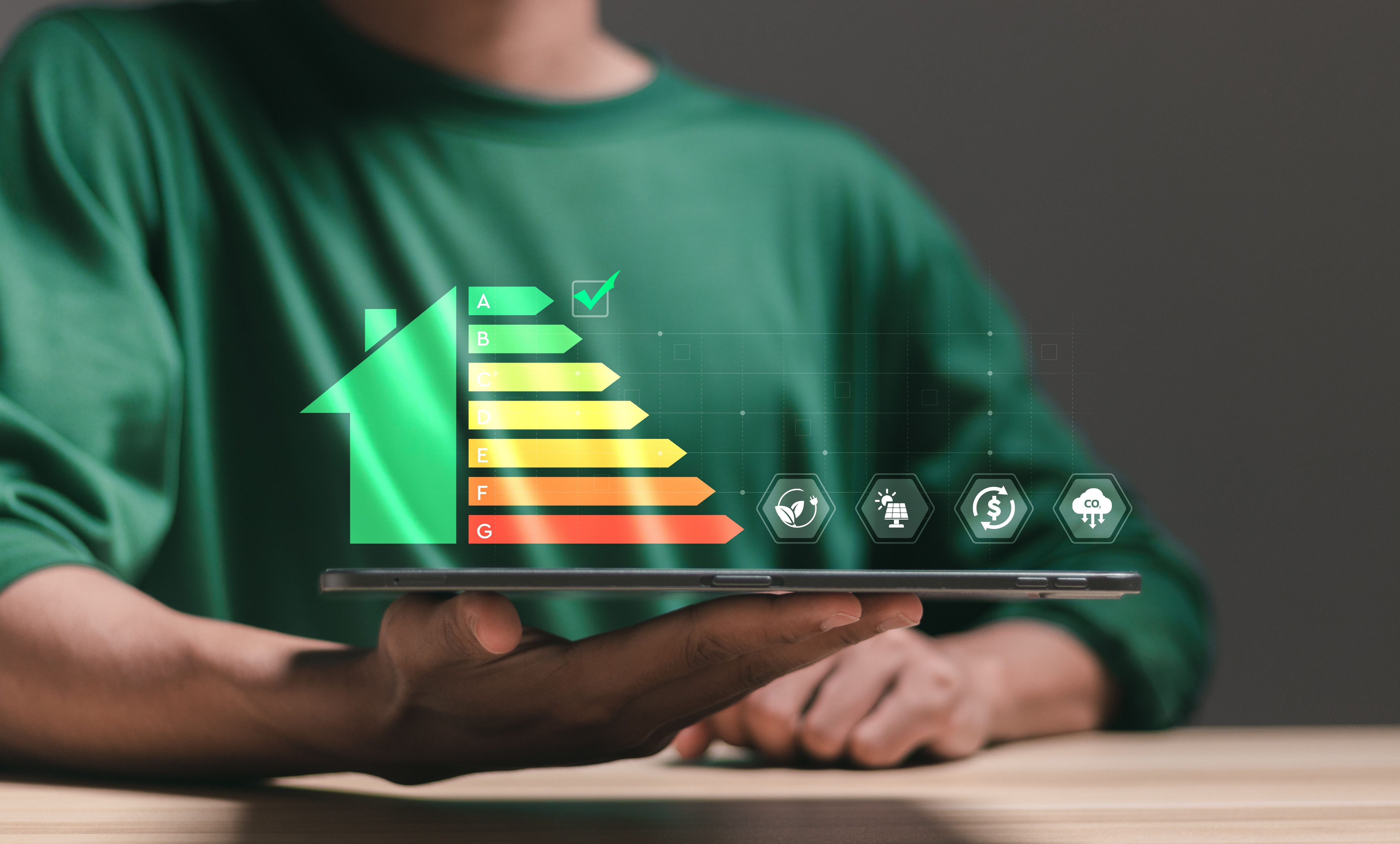 Energieeffizienz-Haussymbol auf Tablet:  Kostenloses Erstgespräch,  Energieberatung Monh