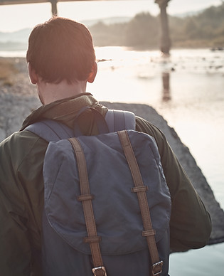Vue arrière de l'homme avec sac à dos