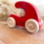 voiture rouge vue du profil avec le prénom gravé