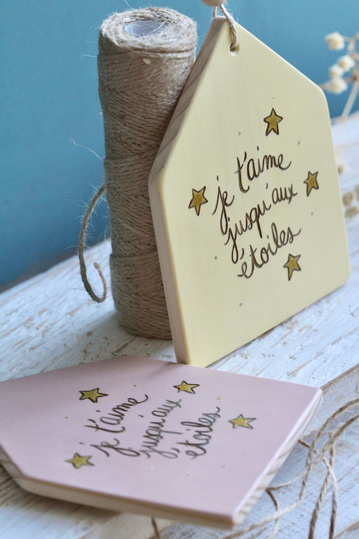 Miniature : panneau maisonnette en bois recyclé peint en jaune, avec inscription gravée "je t'aime jusqu'aux étoiles"