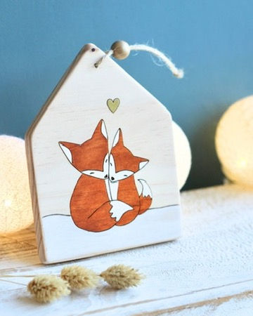 Miniature : un panneau en bois recyclé représentant 2 renards se faisant un calin, avec un petit coeur
