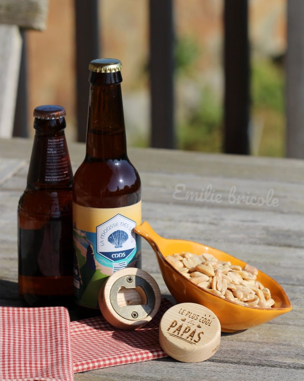 Miniature : une scène d'apéro, 2 bouteilles de bières, 2 décapsuleurs nomades en bois massif, et un bol de cacahouètes.