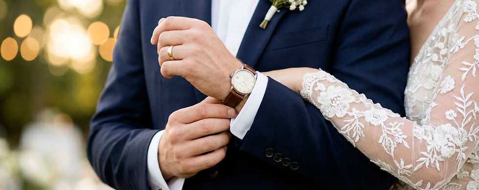 un marie regarde sa montre pendant un mariage a lyon pour verifier la durée
