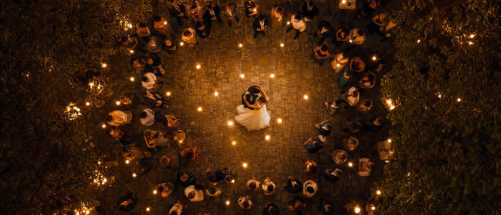 Première danse drone vue dessus nuit couple
marié invités cercle mariage Lyon original